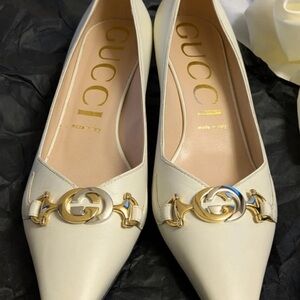 Gucci Women's Cream Heels with Gold Detailing